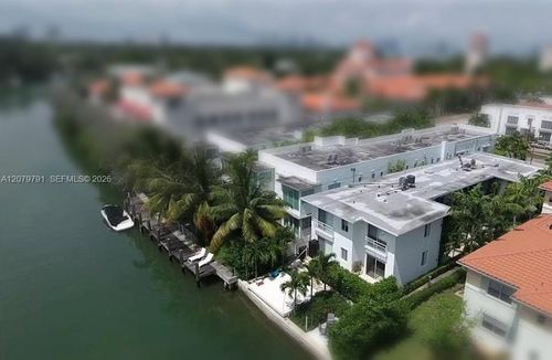 3921 N Meridian Ave, Miami Beach, FL, 33140-3838 | Card Image
