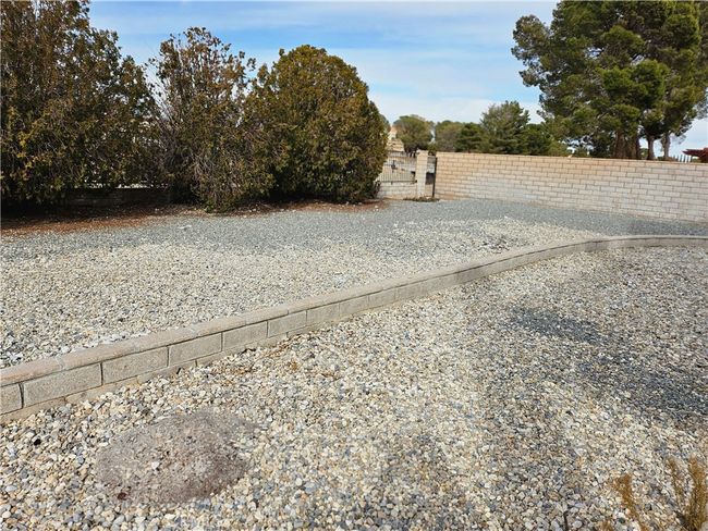 27600 Silver Lakes Pkwy, House other with 4 bedrooms, 3 bathrooms and 2 parking in Helendale CA | Image 16