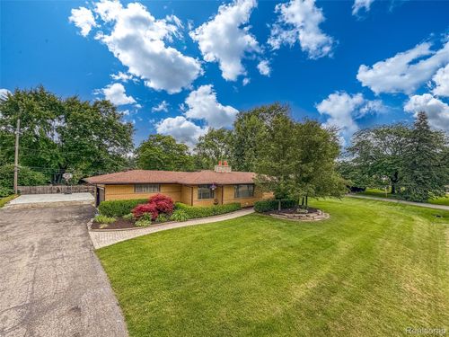 2558 Avonhurst Dr, Troy, MI, 48084-1002 | Card Image