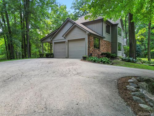 8065 Nathan Oscar Dr, White Lake, MI, 48386-1218 | Card Image
