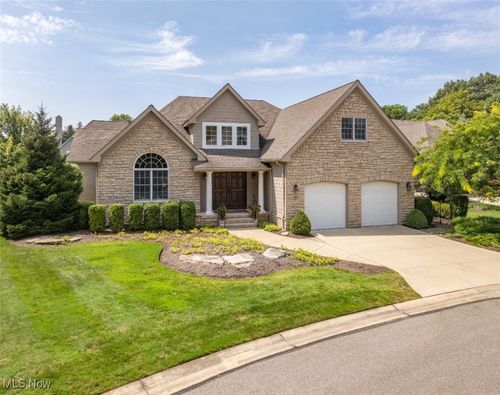 95 Nantucket Ct, Bratenahl, OH, 44108-1159 | Card Image