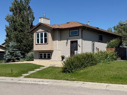 1004 13 St Se, High River, AB, T1V1L4 | Card Image
