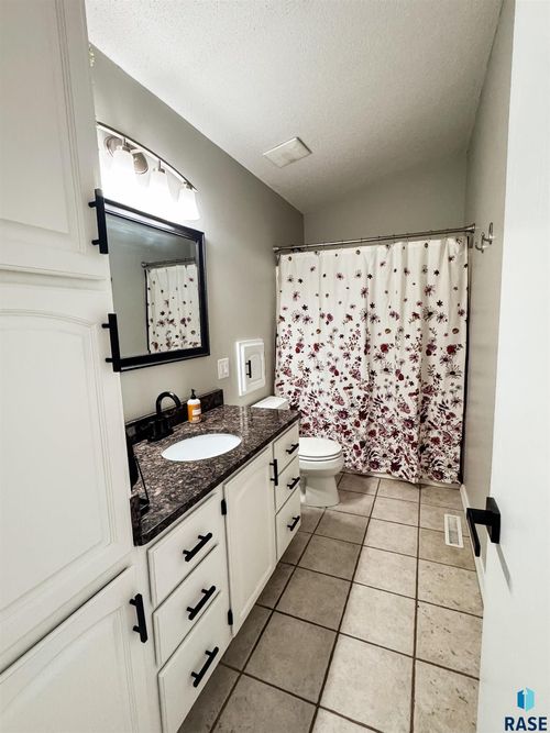2209 S Dover Dr Drive, Sioux Falls, SD, 57106-3208 | Card Image