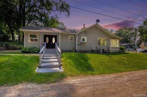 5905 Fonda Lake Dr, Brighton, MI, 48116-9511 | Card Image