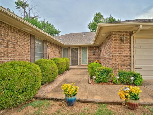 105 Prince George St, Midwest City, OK, 73110-3113 | Card Image