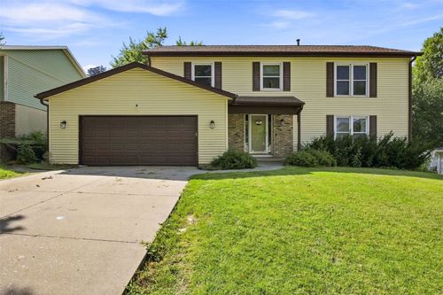 6921 Larkwood Dr Ne, Cedar Rapids, IA, 52402-1420 | Card Image