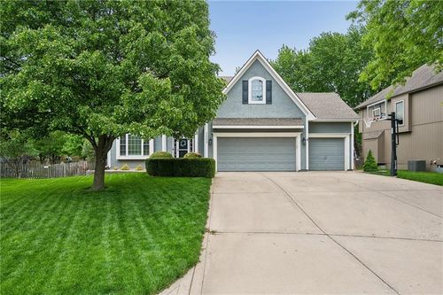 2524 Sw 12th Cir, Lee's Summit, MO, 64081-3858 | Card Image
