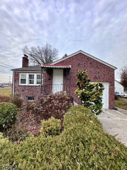 8 Plymouth St, Fairfield, NJ, 07004-1618 | Card Image