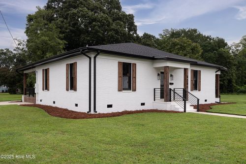 4380 W Pine St, Farmville, NC, 27828-1697 | Card Image