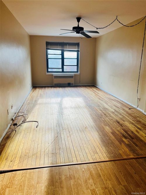 a41-8719 204th St, Hollis, NY, 11423-1530 | Card Image