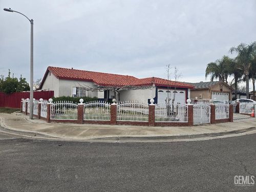 1305 Los Olivos Way, Delano, CA, 93215-4658 | Card Image