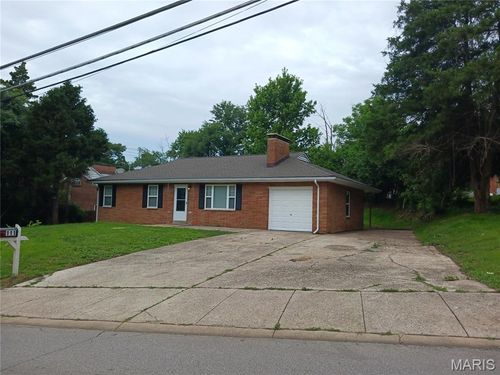 111 Woodstock Rd, Ferguson, MO, 63135-3273 | Card Image