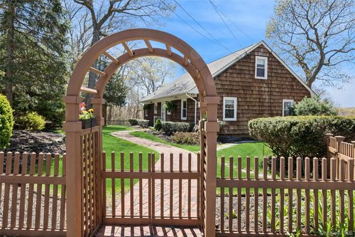 3 Summit Dr, Calverton, NY, 11933-1217 | Card Image