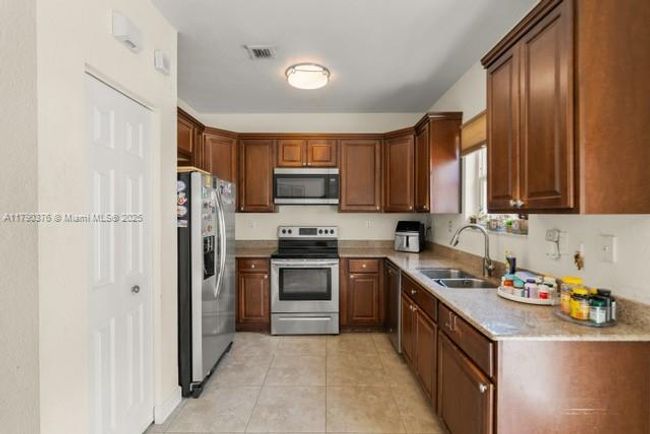 9346 Sw 221 St St, Townhouse with 3 bedrooms, 3 bathrooms and null parking in Cutler Bay FL | Image 8