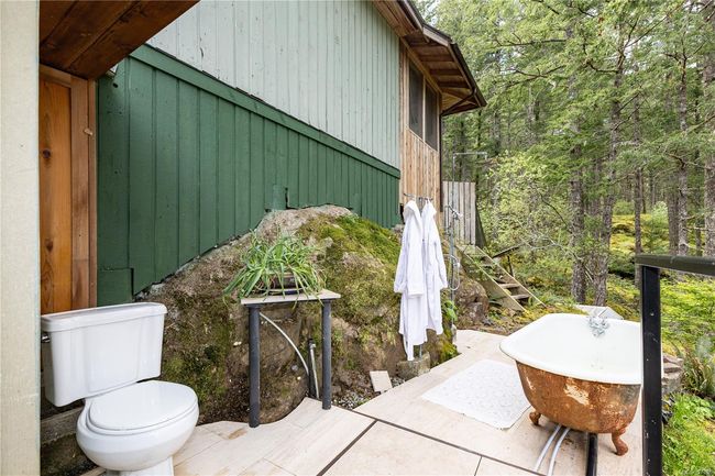 Outdoor hot shower and bathtub | Image 48