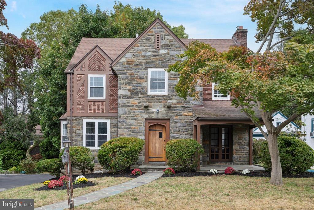 Sheffield Ln, Wynnewood, PA 19096