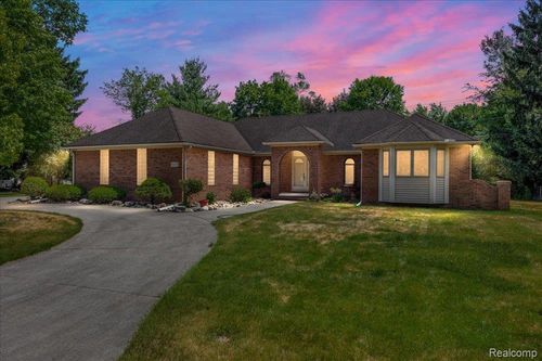 30531 Pembroke St, Livonia, MI, 48152-1748 | Card Image
