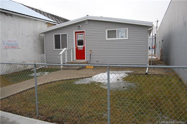 104 Main Street, Home with 2 bedrooms, 1 bathrooms and null parking in Alliance AB | Image 1
