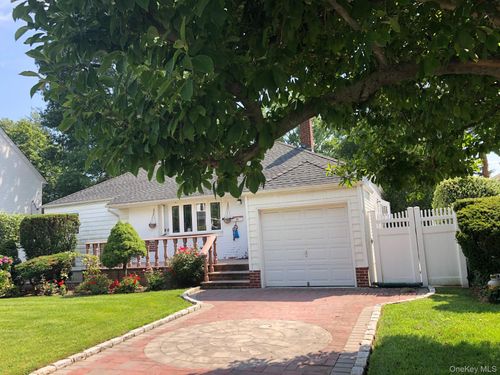 69 Soundview Rd, Great Neck, NY, 11020-1112 | Card Image