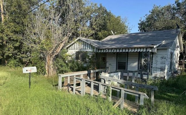 1112 N Austin St, House other with 2 bedrooms, 1 bathrooms and null parking in Comanche TX | Image 6