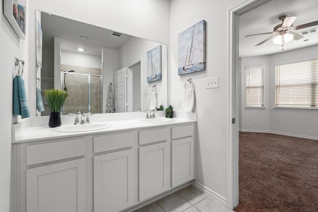 Spacious double Vanity | Image 18