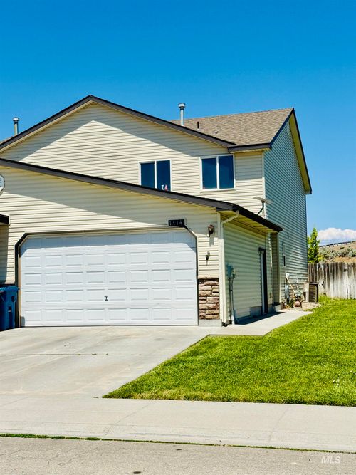 1714 Ne Cinder Loop, Mountain Home, ID, 83647-2954 | Card Image