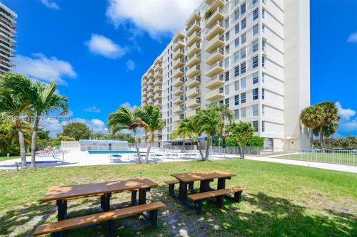 5l-880 Ne 69th St, Miami, FL, 33138-5748 | Card Image