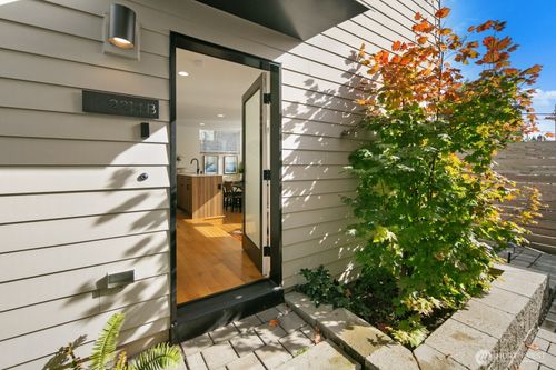 b-2214 13th Ave S, Seattle, WA, 98144-4119 | Card Image