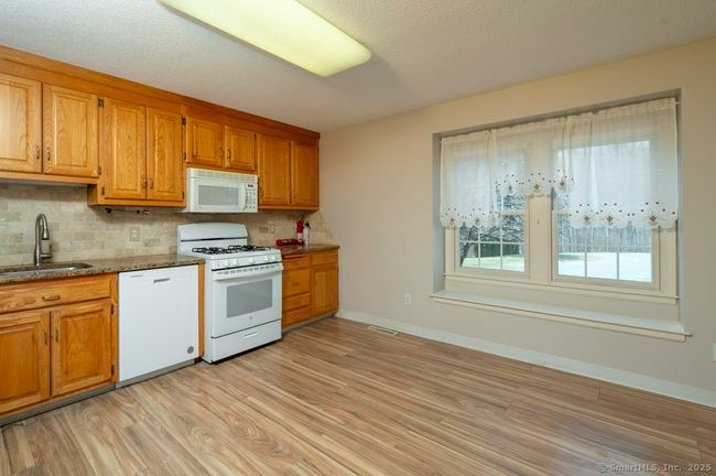 44 - 44 Dunham St, Condo with 2 bedrooms, 3 bathrooms and null parking in Wethersfield CT | Image 6