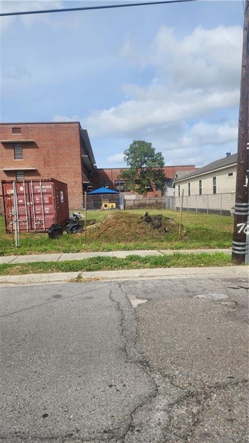 3611 N Miro St, New Orleans, LA, 70117-5551 | Card Image