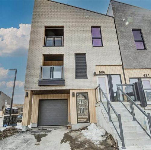 686 Benninger Dr, Kitchener, ON, N2E0J4 | Card Image