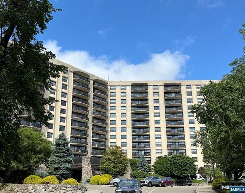 2 Claridge, Verona, NJ, 07044 | Card Image
