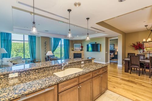 207-2211 E Camelback Rd, Phoenix, AZ, 85016-9033 | Card Image
