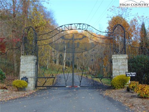 14 Cranberry St, Newland, NC, 28657 | Card Image