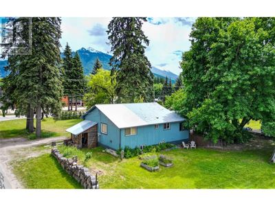 1765 Nixon Rd, House other with 3 bedrooms, 2 bathrooms and null parking in Revelstoke BC | Image 3