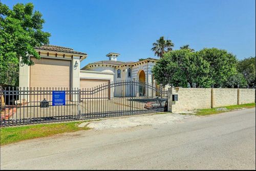 135 1st St, San Leon, TX, 77539-2427 | Card Image