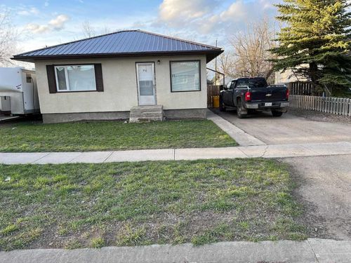 310 3rd Avenue E, Home with 2 bedrooms, 1 bathrooms and 4 parking in Bow Island AB | Card Image