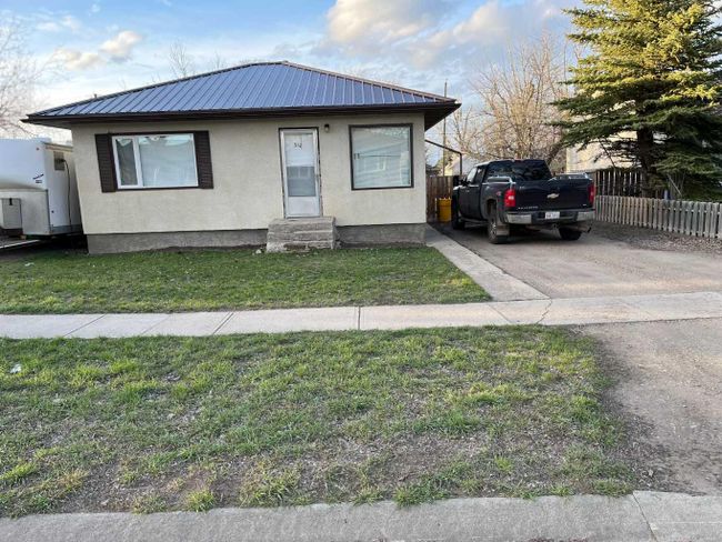 310 3rd Avenue E, Home with 2 bedrooms, 1 bathrooms and 4 parking in Bow Island AB | Image 1
