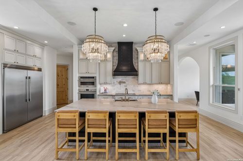 107 Sunrise Dr, Boerne, TX, 78006-7896 | Card Image