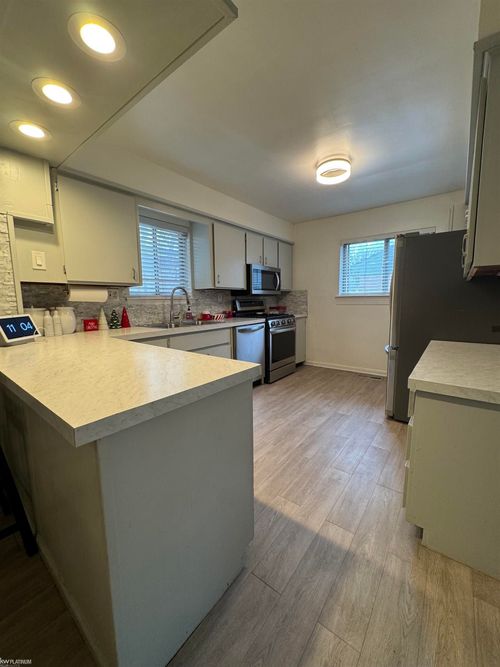 28051 Stuart Ave, Southfield, MI, 48076-2931 | Card Image