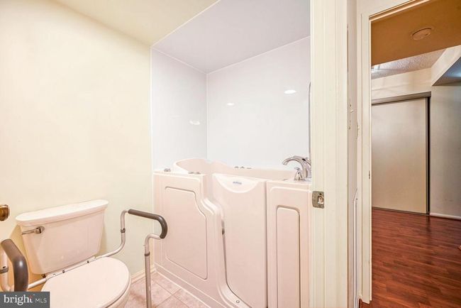 4-112 - 15100 Interlachen Dr, Condo with 2 bedrooms, 2 bathrooms and null parking in SILVER SPRING MD | Image 11