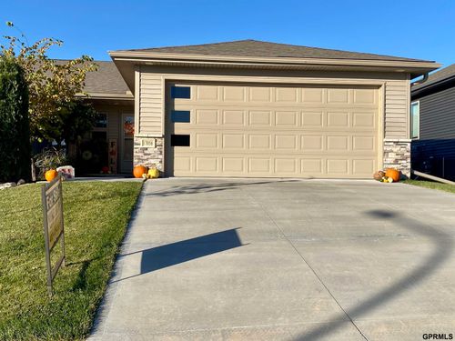 17058 Nicholas St, Omaha, NE, 68118-2840 | Card Image