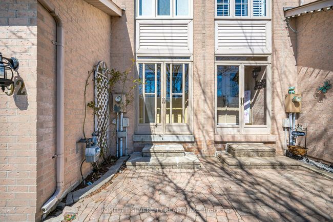 92 Cedarwood Cres, Home with 3 bedrooms, 3 bathrooms and 3 parking in Brampton ON | Image 4