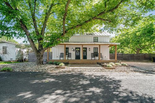 212 W Peach St, Fredericksburg, TX, 78624-3725 | Card Image