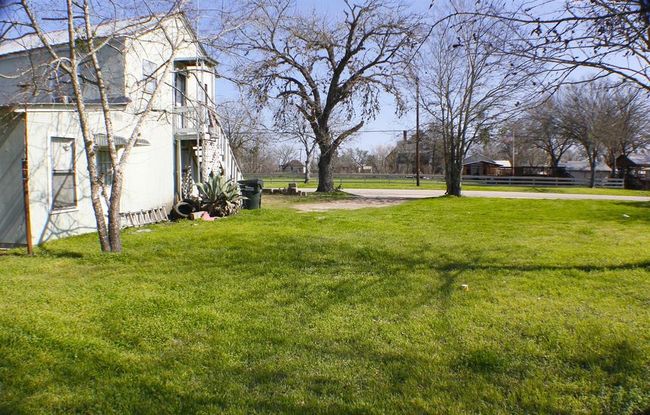 409 N Avenue D, Home with 2 bedrooms, 1 bathrooms and null parking in Waelder TX | Image 15