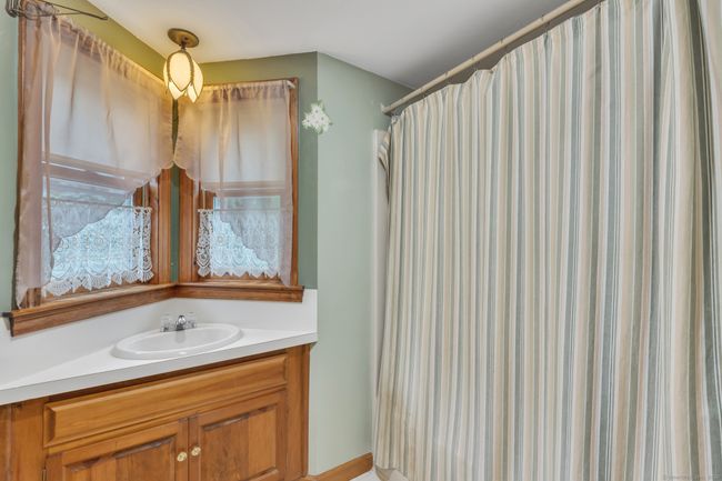 Additional sink and tub/shower | Image 28
