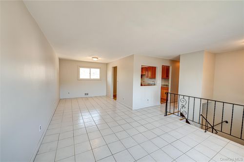 635 S Wellwood Ave, Lindenhurst, NY, 11757-5709 | Card Image