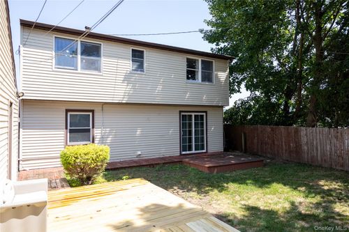 130 Balsam Ln, Levittown, NY, 11756-4904 | Card Image