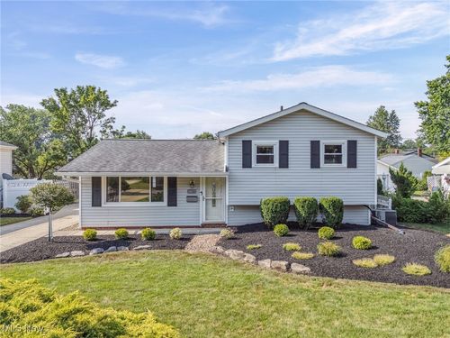 24875 Fawn Dr, North Olmsted, OH, 44070-1252 | Card Image