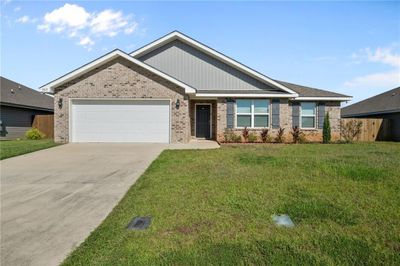 Craftsman house featuring a garage and a front lawn | Image 1